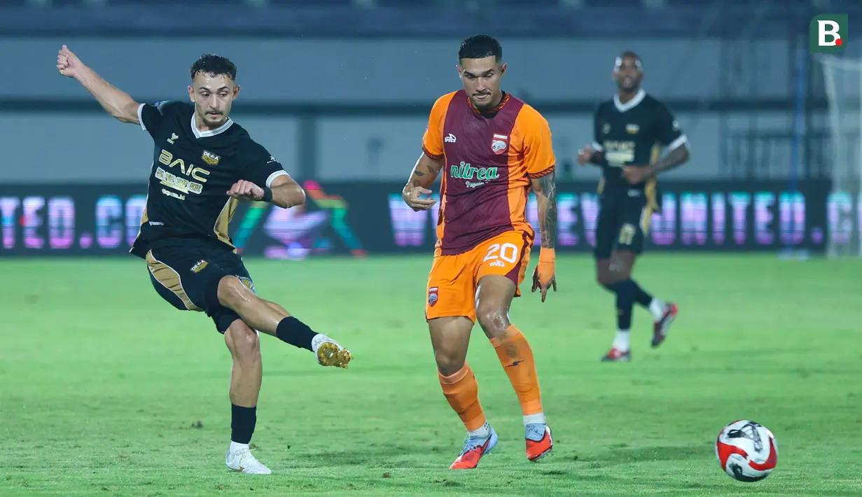 Pemain Dewa United, Ivar Jenner, melepaskan tendangan saat melawan Borneo FC dalam pekan ke-22 BRI Super League 2025/2026 di Stadion Indomilk Arena, Tangerang, pada Minggu (22/2/2026). (Bola.com/M Iqbal Ichsan)