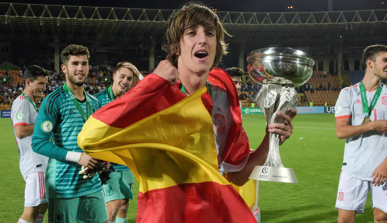 Para pemain Spanyol merayakan gelar juara Piala Eropa U-19 usai mengalahkan Portugal di Yerevan, Armenia, Sabtu (27/7). Spanyol menang 2-0 atas Portugal. (AFP/Karen Minasyan)