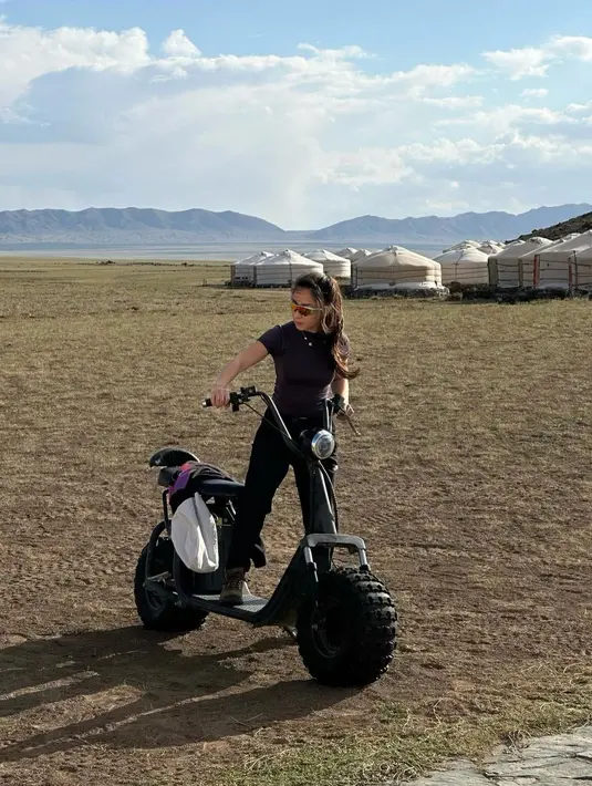 Momen lain memperlihatkan penampilan ibu satu anak ini bergaya sporty casual dengan memadukan kaus hitam, jogger pants warna senada dan sepatu offroad. Makin kece, Nikita menambahkan kacamata hitam sebagai aksesoris. [Instagram/nikitawillyofficial94]