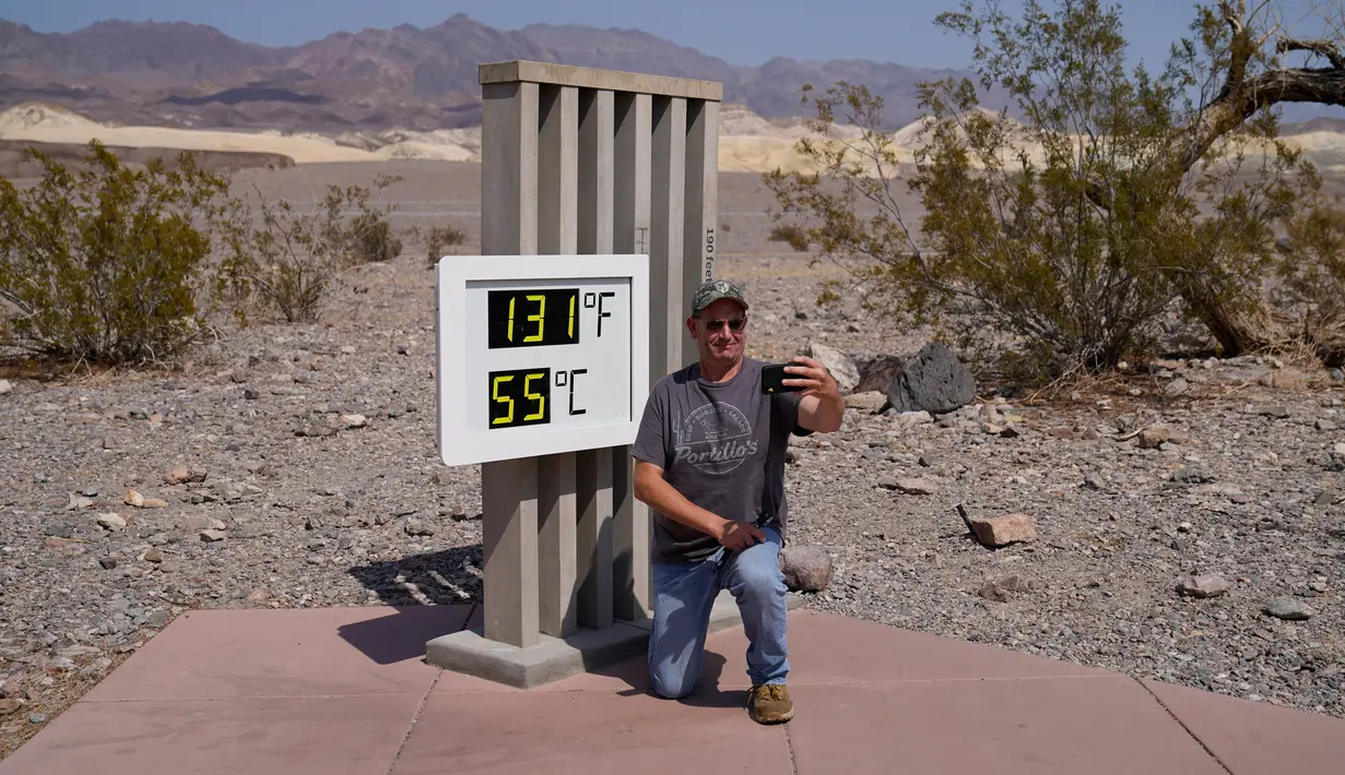 Matt Untz berswafoto dengan termometer di Pos Pusat Pengunjung Furnace Creek, Taman Nasional Death Valley, California, AS, Senin (17/8/2020). Temperatur udara tertinggi di Dunia -- 54,4 derajat Celcius -- tercatat di Taman Nasional Death Valley pada Minggu 16 Agustus. (AP Photo/John Locher)