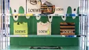 Jelajahi tas keranjang khas LOEWE. Dari mulai Puzzle ikonik versi anyaman rafia baru dan tas jinjing Puzzle Fold, serta tas jinjing Font dan Keranjang Iraca dengan warna baru. Tenunan Puzzle versi rafia menyertakan garis-garis grafis yang dirancang mengikuti potongan tas, membuatnya bervariasi dalam warna, dan menciptakan versi Puzzle yang unik, dalam desain dan pola.