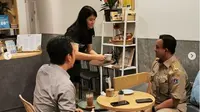 Kafe yang didatangi Anies Baswedan itu dikelola para teman difabel, mulai dari barista, kasir, hingga pelayan. Bahkan, Anda bisa kursus kilat bahasa isyarat. (dok. Instagram @aniesbaswedan/https://www.instagram.com/p/B1bOKPIg-7h/Dinny Mutiah)