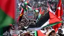 Sambil membentang spanduk dan pamflet, pengunjuk rasa mendesak pemberian sanksi internasional kepada Israel. (William WEST/AFP)