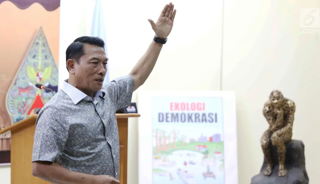 Mantan Panglima TNI Jenderal (Purn) Moeldoko menjadi pembicara dalam kuliah umum di Jakarta, Rabu (4/10). Dalam paparannya Moeldoko menyampaikan persoalan ancaman baik dari sisi global, regional, dan ancaman nasional. (Liputan6.com/Angga Yuniar)