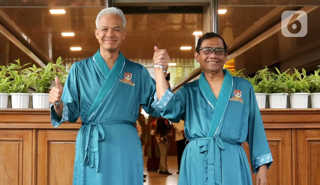 <p>Bakal pasangan calon presiden dan wakil presiden Ganjar Pranowo-Mahfud MD menyapa awak media sesaat sebelum menjalani tes kesehatan di RSPAD Gatot Soebroto, Senen, Jakarta Pusat, Minggu (22/10/2023). (Liputan6.com/Herman Zakharia)</p>