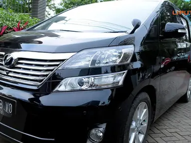 [FOTO] KPK Tambah Koleksi Mobil Mewah yang Disita dari Anggota DPRD