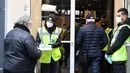 Para staf bekerja di pintu masuk lokasi vaksinasi COVID-19 di Berlin, ibu kota Jerman (27/12/2020).  Jerman sudah memberi suntikan pertamanya sehari lebih awal, hanya beberapa jam setelah menerima kiriman vaksin pertamanya. (Xinhua/Shan Yuqi)
