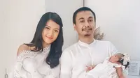 Idul Fitri menjadi momen bahagia keluarga Raditya Dika dan Anisa Aziza. Dengan memakai busana serba putih, keluarga Radit terlihat begitu bahagia. Alinea juga terlihat sangat cantik dengan memakai bando di kepalanya. (Liputan6.com/IG/@raditya_dika)