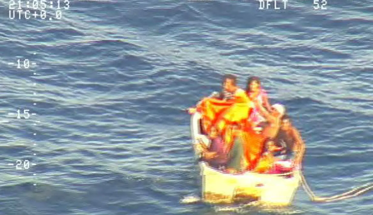 Tujuh penumpang ditemukan terombang-ambing selama empat hari di atas perahu penyelamat di tengah Samudra Pasifik, Minggu (28/1). Penemuan korban selamat itu merupakan hasil kerjasama antara Selandia Baru dan Fiji. (HO/NEW ZEALAND DEFENCE FORCE/AFP)