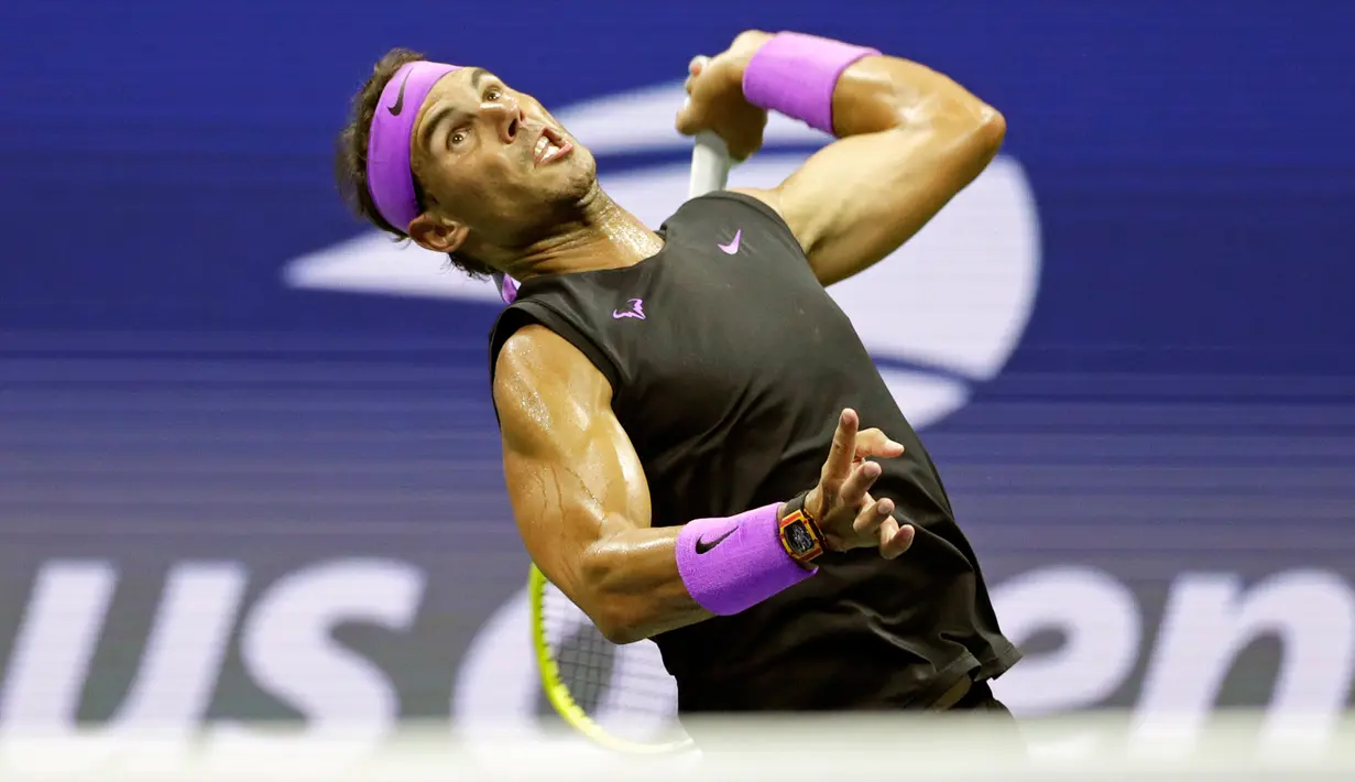 Petenis Spanyol, Rafael Nadal mengembalikan bola ke arah petenis Australia, John Millman pada babak pertama AS Terbuka 2019 di USTA Billie Jean King National Tennis Center, Kamis (27/8/2019). Kemenangan 6-3, 6-2, 6-2 atas Millman mengantar Nadal lolos ke babak kedua. (AP/Adam Hunger)