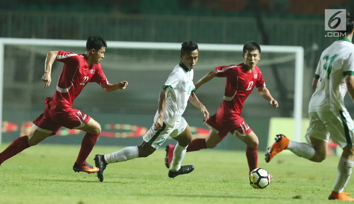 Pemain sayap Indonesia U-23, Osvaldo Haay (kedua kiri) mencoba menembus kawalan pemain Korea Utara pada laga PSSI Anniversary Cup 2018 di Stadion Pakansari, Kab Bogor, Senin (30/4). Laga berakhir imbang 0-0. (Liputan6.com/Helmi Fithriansyah)
