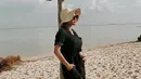 Topi rupanya sudah menjadi salah satu fashion item yang tak boleh dilewatkan oleh kekasih Atta Halilintar ini. Penampilan Aurel Hermansyah dengan topi pantai berwarna krem membuat ia makin terlihat memesona. 
(Liputan6.com/IG/@aurelie.hermansyah)