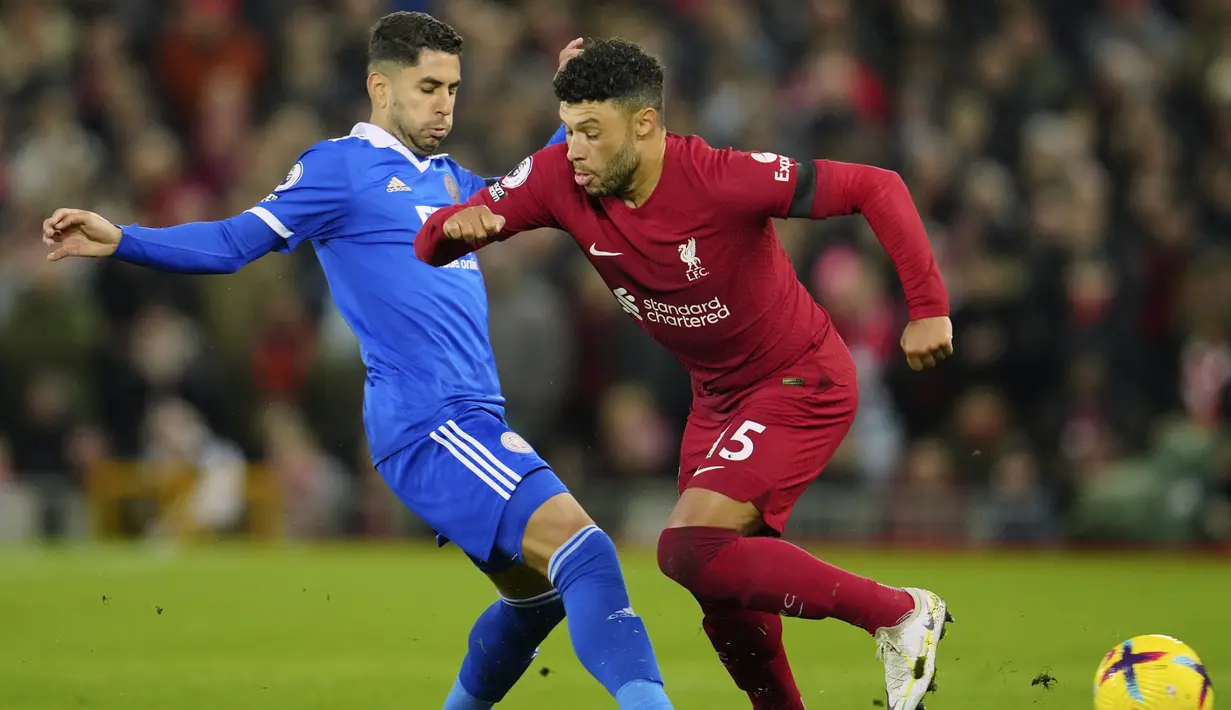 Penyerang Leicester City Ayoze Perez berebut bola dengan gelandang Liverpool Alex Oxlade-Chamberlain pada pertandingan pekan ke-18 Liga Inggris di Stadion Anfield, Sabtu (31/12/2022) dini hari WIB. Pertandingan dimulai, Liverpool coba mendominasi, tapi Leicester melawan langsung dengan agresivitas tinggi. (AP Photo/Jon Super)