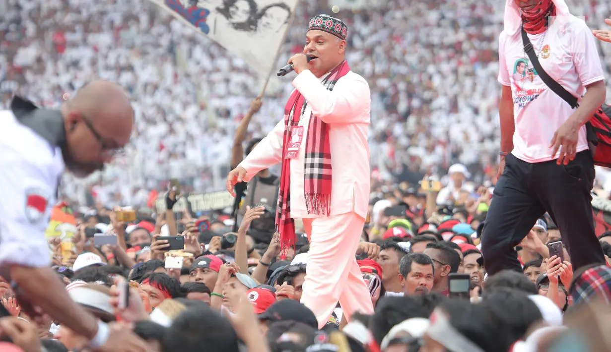 Penampilan Hadad Alwi saat kampanye akbar pasangan Capres dan Cawapres nomor urut 01, Jokowi - Ma'ruf Amin bertajuk 'Konser Putih Bersatu di Stadion Gelora Bung Karno (SGBK), Jakarta, Sabtu (13/4). (Kapanlagi.com/Budi Santoso)