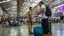 Hingga kini, pihak berwenang masih belum mengumumkan penyebab ledakan tersebut. Tampak dalam foto, seorang anggota polisi berjaga di Stasiun Kereta Api Chhatrapati Shivaji Terminus (CST) di Mumbai pada 11 November 2025. (Punit PARANJPE/AFP)