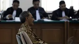 Heru Sulaksono saat mendengarkan bacaan dakwaan Jaksa Penuntut umum (JPU) dalam sidang perdana di Pengadilan Tipikor, Jakarta, Senin (8/9/14). (Liputan6.com/Panji Diksana)