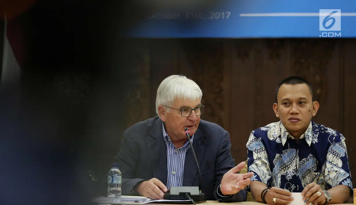Pembina Friedrich Naumann Stiftung (FNS) Jerman, Jurgen Morlok (kiri) bersama Sekretaris Jenderal PKB Abdul Kadir Karding memberikan keterangan pers di Jakarta, Selasa (31/10). (Liputan6.com/Johan Tallo)