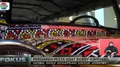 Mobil golf bercorak ulos sadum angkola disiapkan untuk kendaraan Presiden Joko Widodo dan ibu negara selama resepsi Bobby dan Kahiyang.