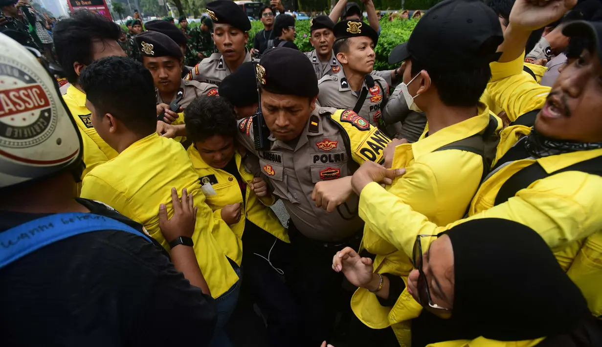 Mahasiswa yang tergabung dalam Badan Eksekutif Mahasiswa Universitas Indonesia (BEM UI) terlibat aksi saling dorong dengan aparat keamanan saat berunjuk rasa di kawasan jalan Jenderal Sudirman, Jakarta, Jumat (12/6/2026). (merdeka.com/Arie Basuki)