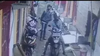 Tangkapan layar CCTV pelaku ranmor di Kampung Pulo Kapuk, Cikarang Utara, Kabupaten Bekasi.(Liputan6.com/Bam Sinulingga)