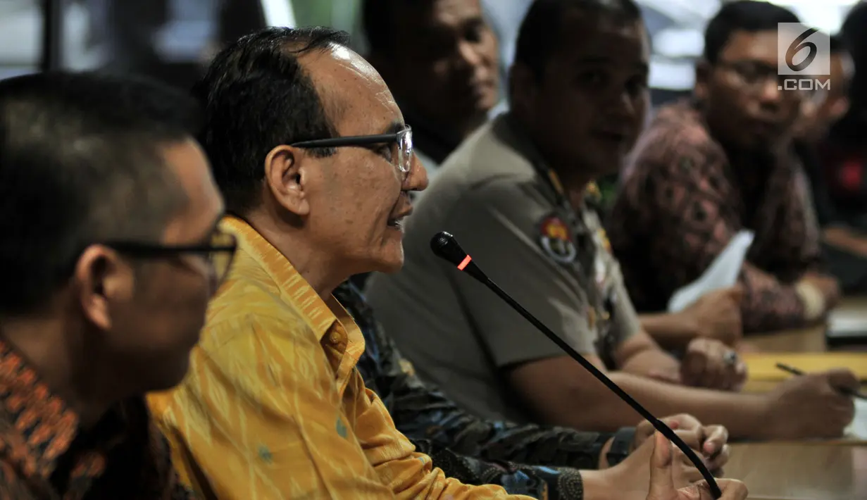 Ketua Satgas Waspada Investasi OJK Tongam Tobing memberi keterangan saat rilis kasus Fintech Ilegal di Direktorat Tindak Pidana Siber Bareskrim, Cideng, Jakarta Pusat, Selasa (8/1). (Merdeka.com/Iqbal S Nugroho)