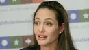 Melansir Hollywoodlife.com (14/11), seorang sumber mengatakan bahwa keenam anak Jolie dan Pitt memang mengalami tekanan akibat perceraian kedua orang tuanya. Untuk itu Jolie berusaha membahagiakannya. (AFP/Bintang.com)
