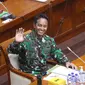 KSAD Jenderal TNI Andika Perkasa melambaikan tangan sebelum menjalani uji kelayakan dan kepatutan calon Panglima TNI di gedung DPR, Jakarta, Sabtu (6/11/2021).  Andika Perkasa menjadi calon kuat pengganti Marsekal Hadi Tjahjanto yang pensiun bulan ini. (Liputan6 com/Angga Yuniar)