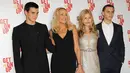 Jerry Hall yang kini resmi menjadi tunangan milarder tersebut memiliki empat anak dari mantan pasangannya Sir Mick Jagger. Jerry terlihat bersama dua dari empat anaknya, Gabriel dan Georgia serta kekasihnya, Josh. (AFP/Bintang.com)