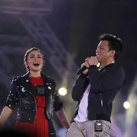 Kolaborasi dua band besar Tanah Air juga ditunjukkan dalam panggung Gempita 2017. Noah dan Geisha berbagi panggung dengan membawakan lagu-lagu hitsnya. (Nurwahyunan/Bintang.com)