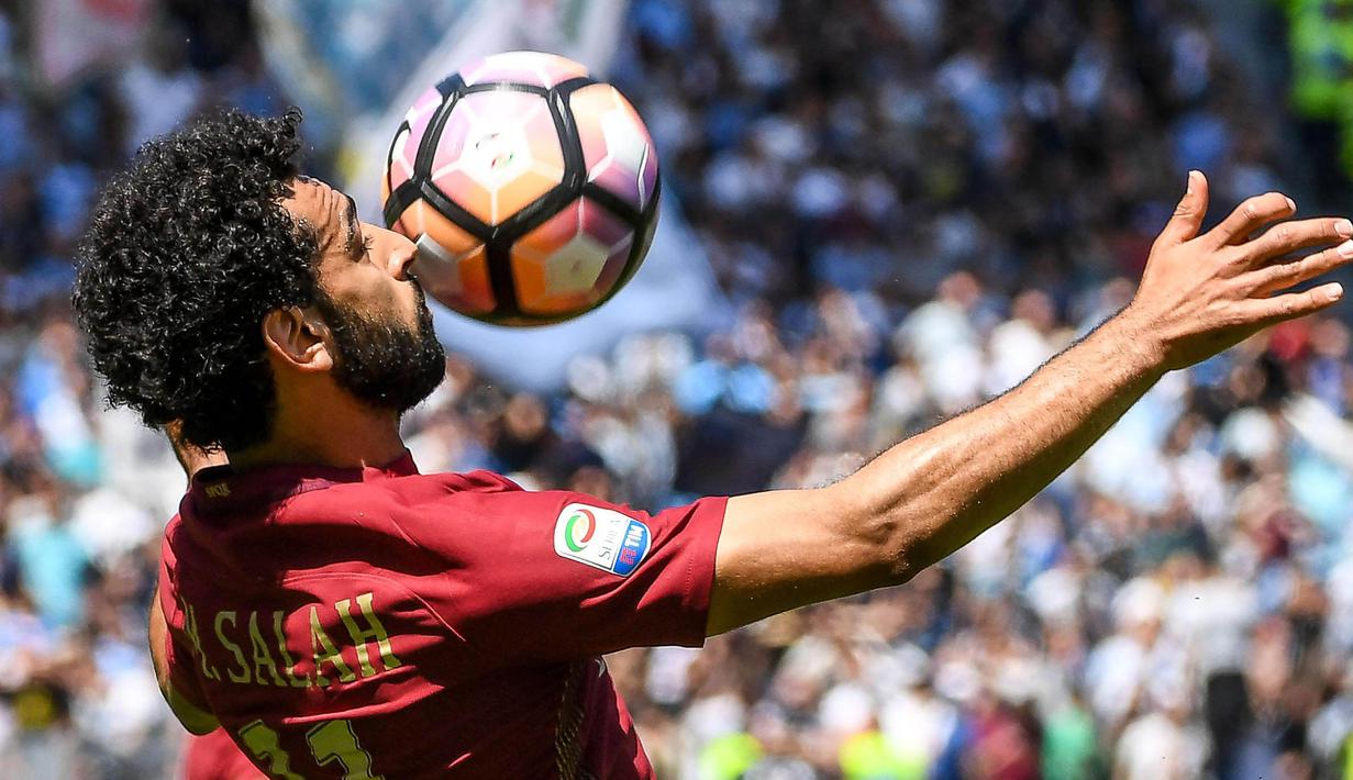 Gelandang AS Roma, Mohamed Salah, saat bertanding melawan Lazio pada lanjutan Serie A Italia di Stadion Olympic, Roma (4/4/2017). Salah resmi berseragam Liverpool dengan status pemain termahal. (EPA/Alessandro Di Meo)
