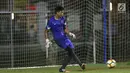 Kiper Timnas Indonesia U-19, Gianluca Pagliuca Rossy saat mengikuti latihan di Lapangan A Kompleks GBK Jakarta, Kamis (22/3). Rossy akan menjadi tambahan amunisi Macan Kemayoran mengarungi kompetisi Liga 1 musim 2018. (Liputan6.com/Helmi Fithriansyah)