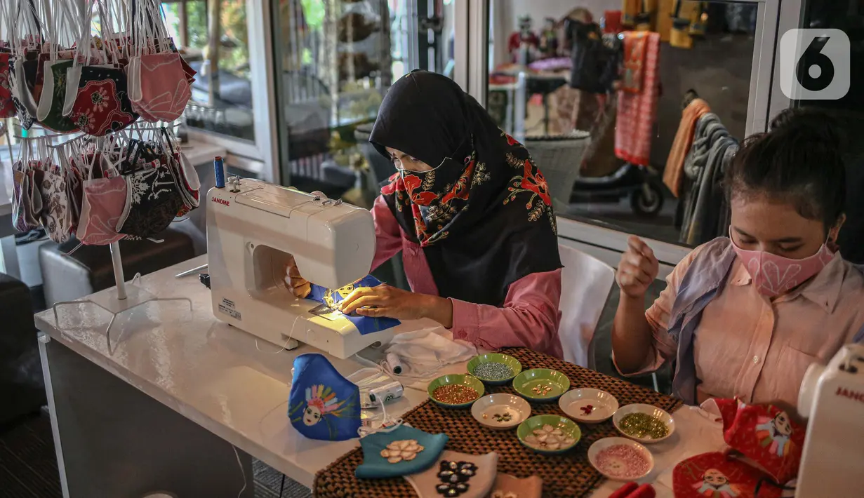 Perajin menyelesaikan pembuatan masker batik di Butik Elemwe, Jakarta, Jumat (2/10/2020). Spesifikasi masker kain ber-SNI terbagi menjadi tiga tipe antara lain tipe A untuk penggunaan umum, tipe B penggunaan filtrasi bakteri, dan tipe C penggunaan filtrasi partikel. (Liputan6.com/Faizal Fanani)