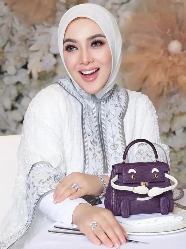 Tampilan Syahrini saat Syukuran Kehamilan 7 Bulanan Di Singapura. [@princessyahrini]
