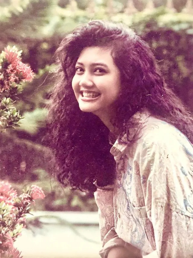 Akrtris lawas rambut keriting