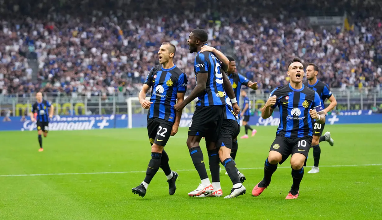 Inter Milan mengalahkan AC Milan dalam derby Liga Italia 2023/2024. Tim besutan Simone Inzaghi itu menang dengan skor mencolok 5-1. (AP Photo/Antonio Calanni)