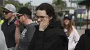 Seorang pengungsi Ukraina menunggu transportasi setelah melintasi perbatasan AS-Meksiko di San Ysidro, California, pada 4 April 2022. Ratusan warga Ukraina menunggu di sebuah perkemahan di Tijuana, selatan San Diego, berharap untuk mencari suaka AS. (SANDY HUFFAKER/AFP)