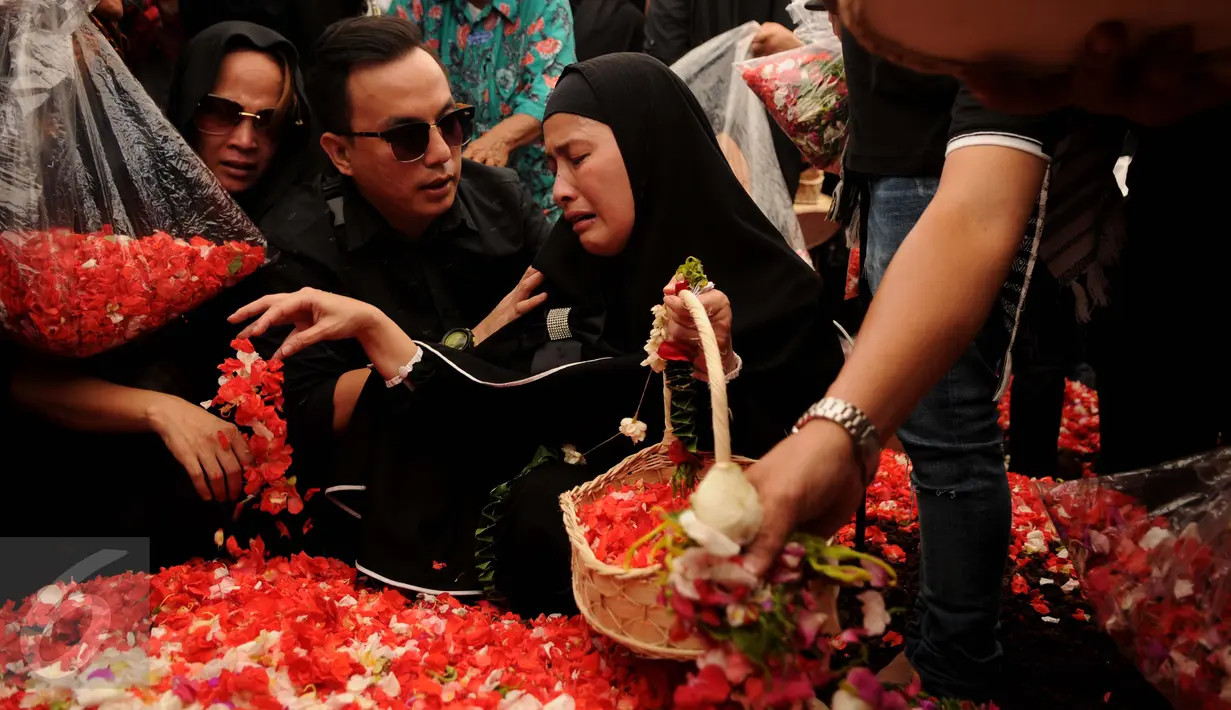 Keluarga dan kerabat korban pembunuhan Pulomas menabur bunga di pusara makam di TPU Tanah Kusir, Jakarta, Rabu (28/12). Tiga jenazah korban pembunuhan yaitu Dodi Triono (59), Diona Arika (16) dan Dianita Gemma (9). (Liputan6.com/Gempur M Surya)