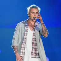 Seperti yang terjadi pada Justin Bieber, mantan kekasih Selena Gomez ini sering menunjukan sifat aneh, yang dimulai ketika dirinya membatalkan seluruh acara Meet&Greet. (AFP/Bintang.com)