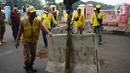 Petugas gabungan memindahkan beton pembatas dengan alat berat di Jalur Inspeksi Kanal Banjir Timur (KBT), Cipinang, Jakarta Timur, Kamis (30/12/2021). Kawasan KBT ditutup guna mencegah kerumunan warga yang hendak merayakan malam pergantian tahun. (merdeka.com/Imam Buhori)