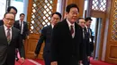 Dengan kepindahan ini, proses relokasi yang dimulai pada 8 Desember 2025 resmi selesai. Tampak dalam foto, Presiden Korea Selatan Lee Jae Myung (kanan) saat memasuki kantor kepresidenan Cheong Wa Dae, atau Gedung Biru di Seoul, Senin, 29 Desember 2025. (Jeoon Heon-Kyun/Pool Photo via AP)