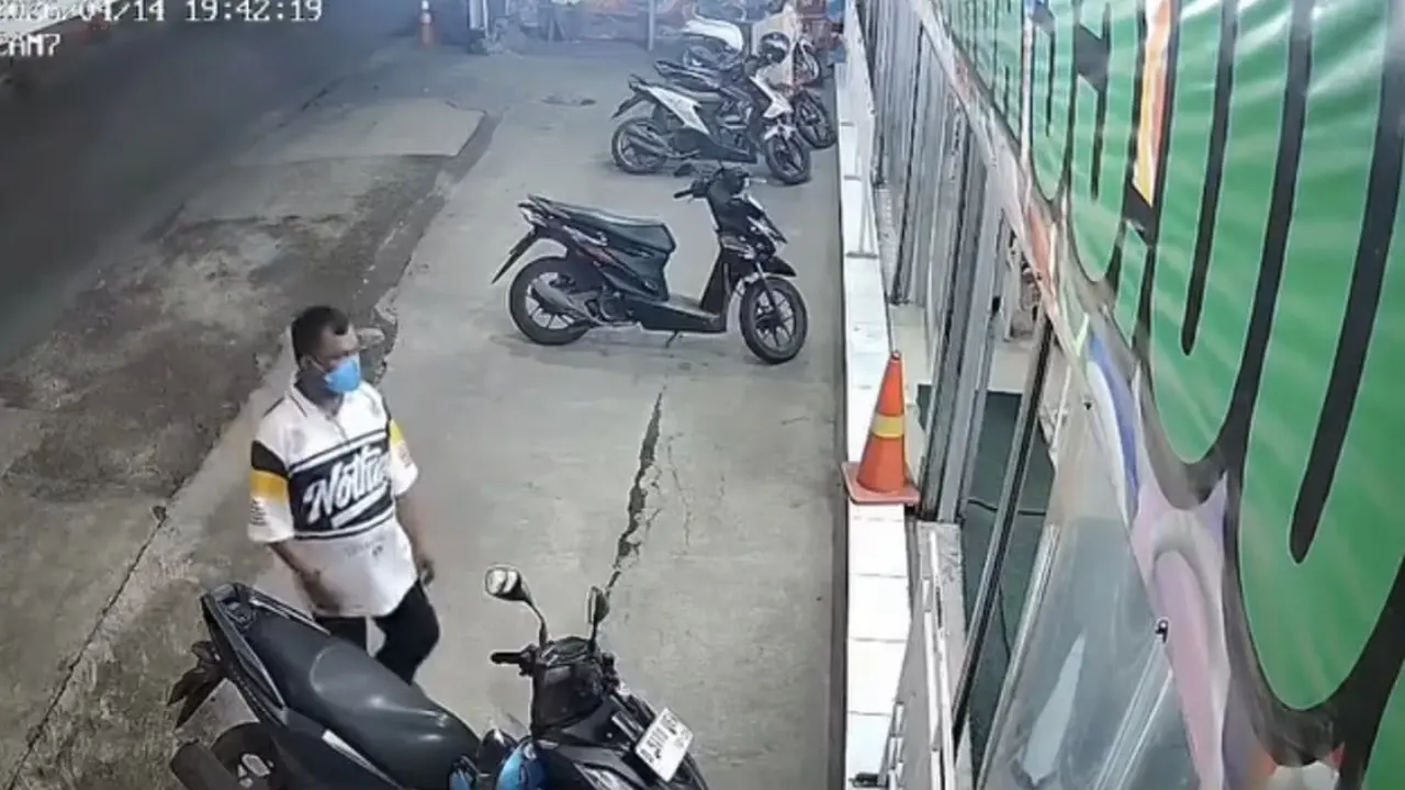 CCTV pria membawa kabur motor milik kekasihnya di Bandung