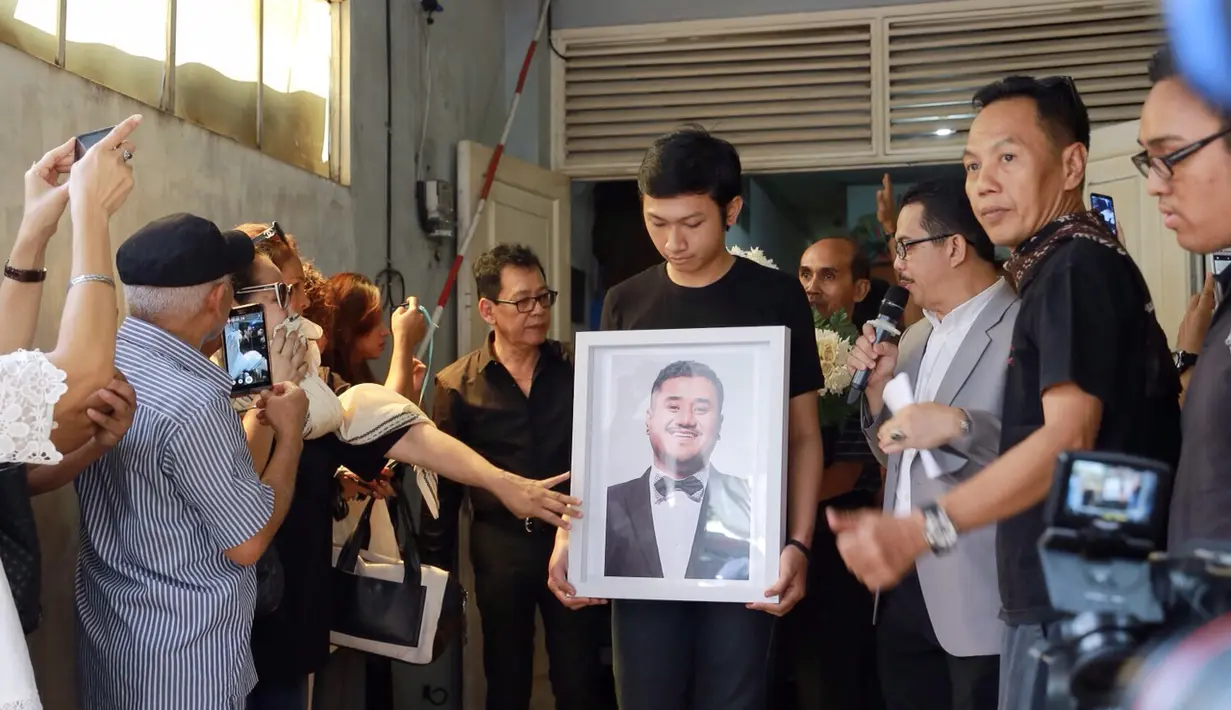Jenazah Mike Mohede dibawa keluar rumah untuk dimakamkan siang ini ke Tempat Pemakaman Umum Tanah Kusir, Selasa, 8 Agustus. (Galih W. Satria/Bintang.com)