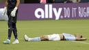 Pemain Manchester City, Gabriel Jesus jatuh tertidur usai gagal mencetak gol ke gawang Manchester United pada laga International Champions Club di NRG Stadium, Houston, (20/7/2017).MU menang 2-0. (AP/David J. Phillip)