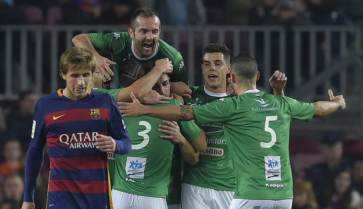 Para pemain Villanovense merayakan gol ke gawang Barcelona pada laga Copa del Rey (King's Cup) di Stadion Camp Nou, Barcelona, Kamis (3/12/2015).  (AFP Photo/Lluis Gene)