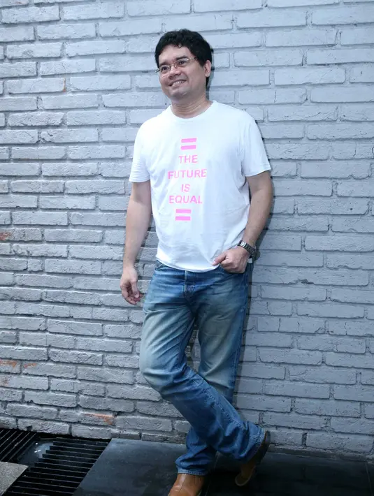 Saat Anies Baswedan sedang berpidato dalam acara peringatan 90 tahun berdirinya Kolese Kanisius, pianis dan komponis Ananda Sukarlan keluar dari ruangan. Banyak yang melihat aksinya itu sebagai bentuk walk out. (Nurwahyunan/Bintang.com)