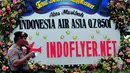 Karangan bunga ucapan belasungkawa terhadap korban AirAsia QZ8501 yang diletakkan di depan Posko Crisis Center Bandara Juanda, Surabaya, Rabu (31/12). (Liputan6.com/Johan Tallo)
