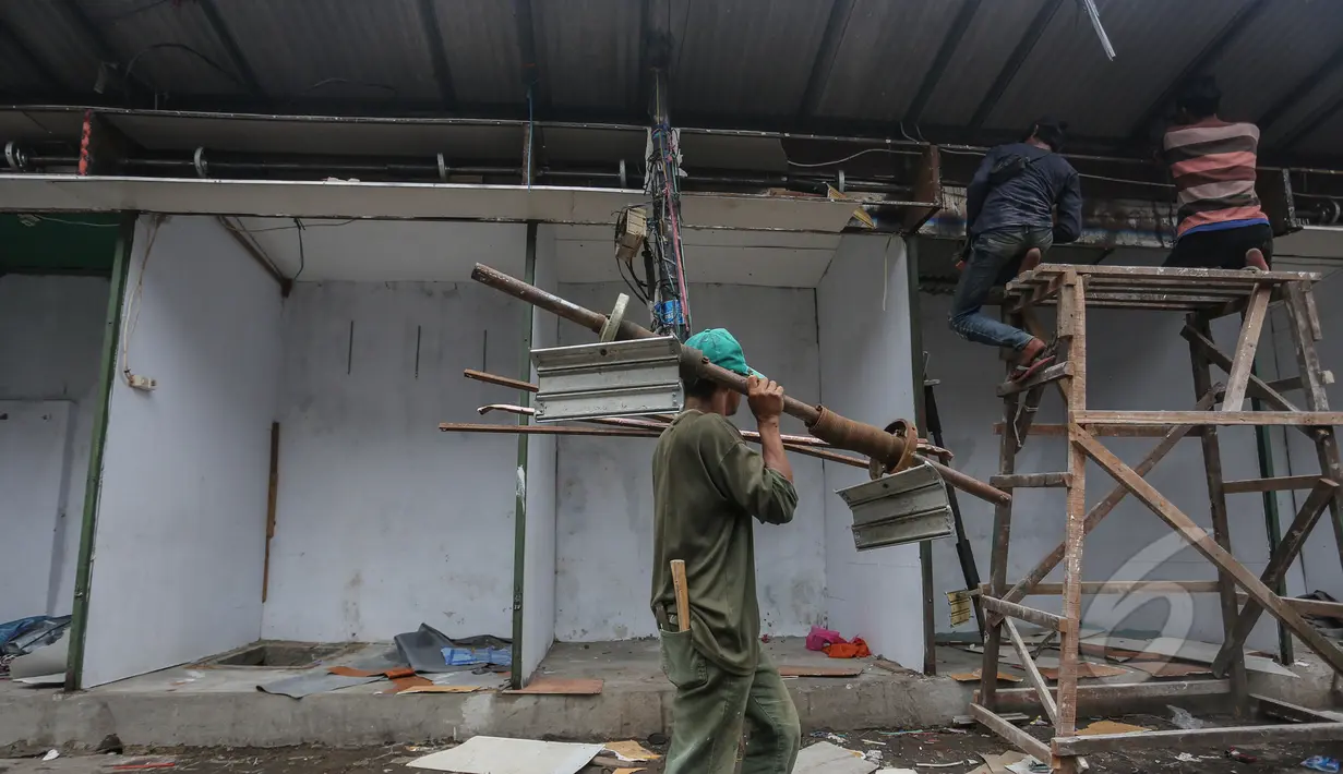 Petugas membongkar puluhan kios di sepanjang Jalan Jatibaru X, Tanah Abang, Jakarta, Minggu (3/5/2015). Pembongkaran dilakukan karena kios tersebut menutupi saluran air sehingga menyebabkan saluran air tersebut tidak mengalir. (Liputan6.com/Faizal Fanani)