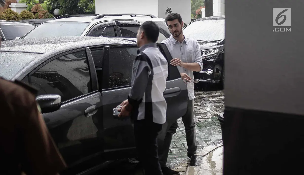 Aktor Fachri Albar turun dari mobil saat tiba di Kejaksaan Negeri Jakarta Selatan, Kamis (19/4). Berkas kasus dugaan penyalahgunaan narkotika yang menjerat aktor Fachri Albar telah dinyatakan lengkap oleh kepolisian. (Liputan6.com/Faizal Fanani)