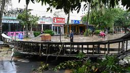 Pemerintah setempat menyatakan, terjangan Topan Kajiki merusak hampir 7.000 rumah, menggenangi 28.800 hektar lahan padi, dan menumbangkan 18.000 pohon. (Nhac NGUYEN/AFP)