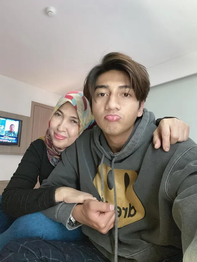 7 Potret Kebersamaan Harris Vriza dengan Ibundanya yang Jarang Tersorot